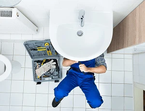 Fachkraft bei professionellen Sanitärarbeiten