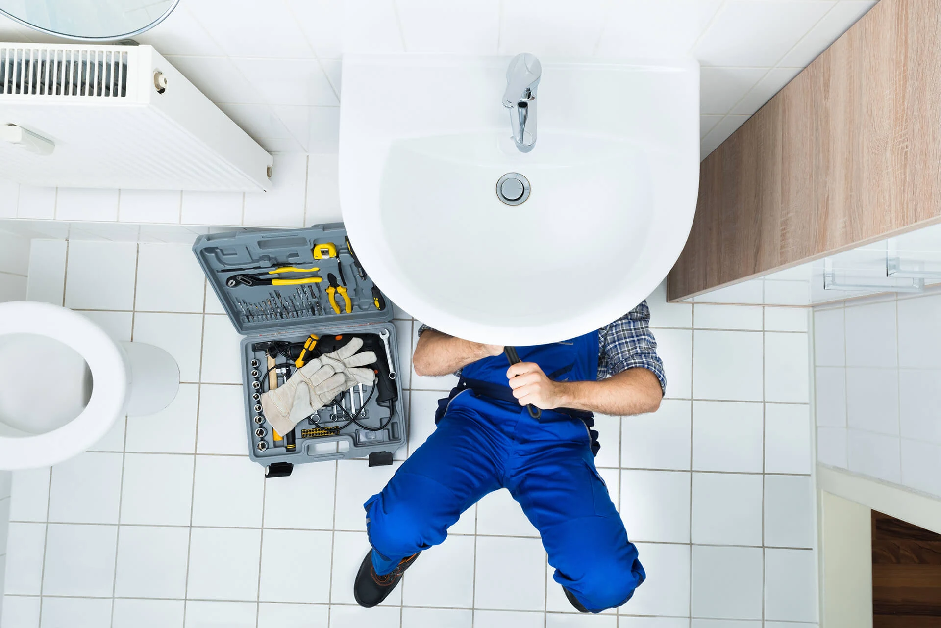 Fachkraft bei professionellen Sanitärarbeiten